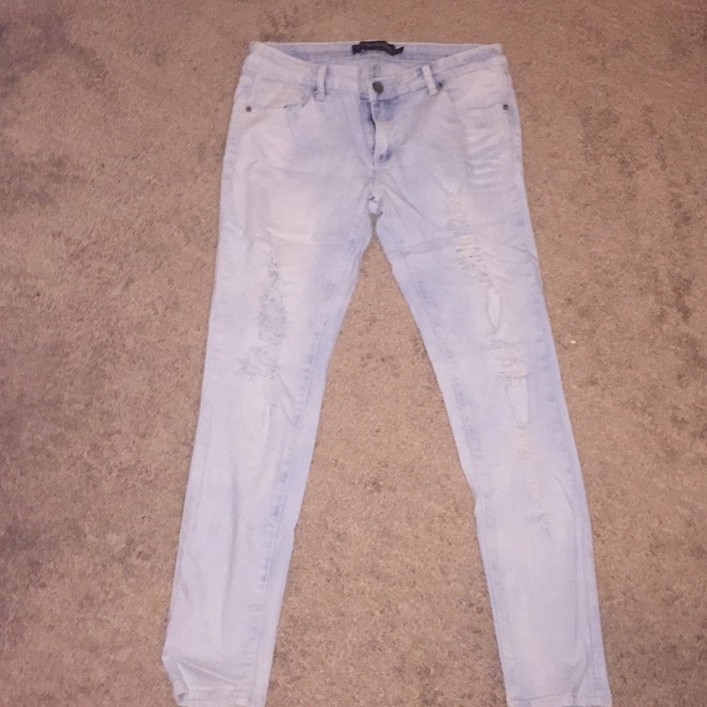 Twentyone Black Ultra Lightwash Distressed Jeans